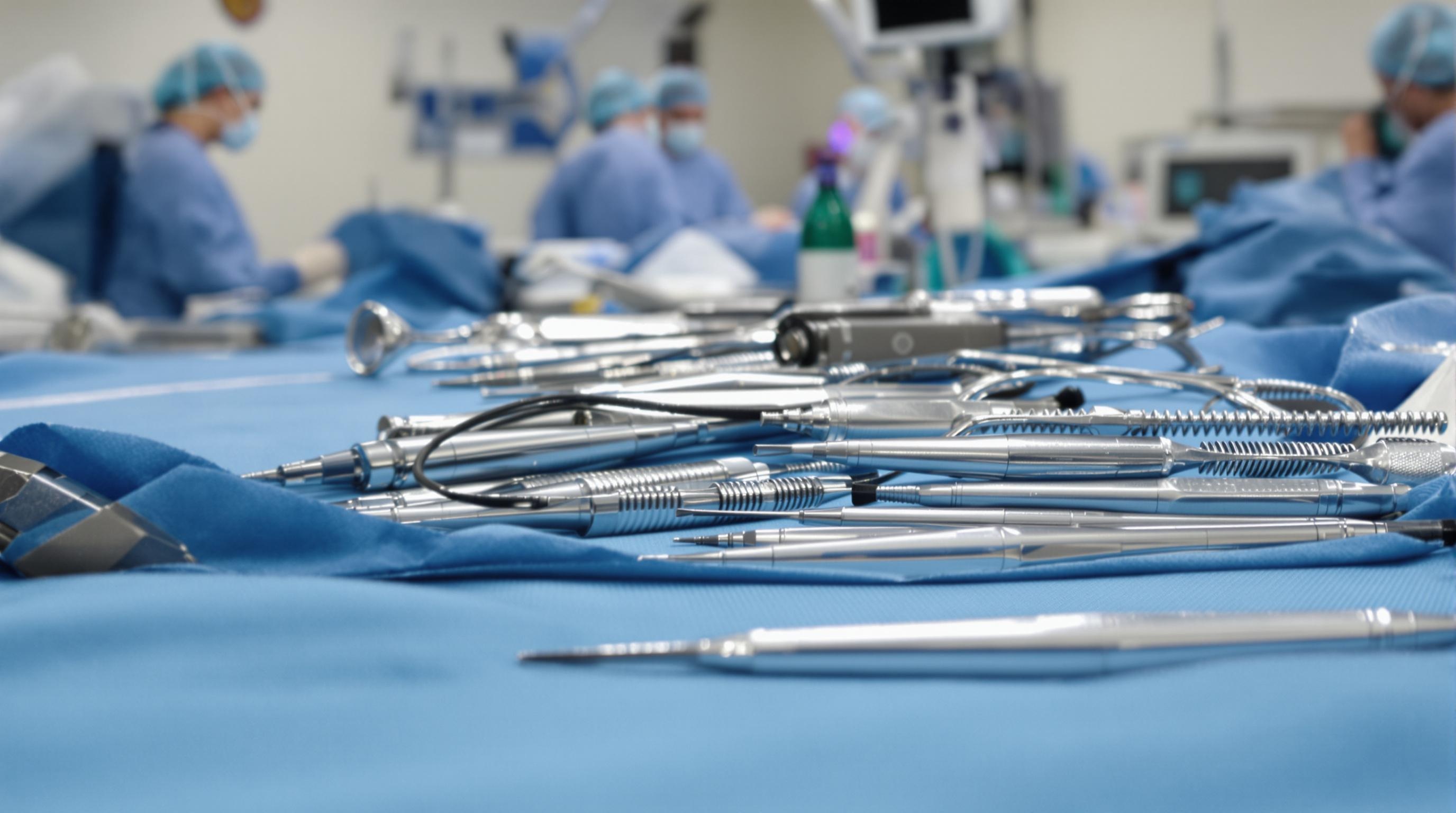 Chirurgie de la hanche mini-invasive en salle d’opération