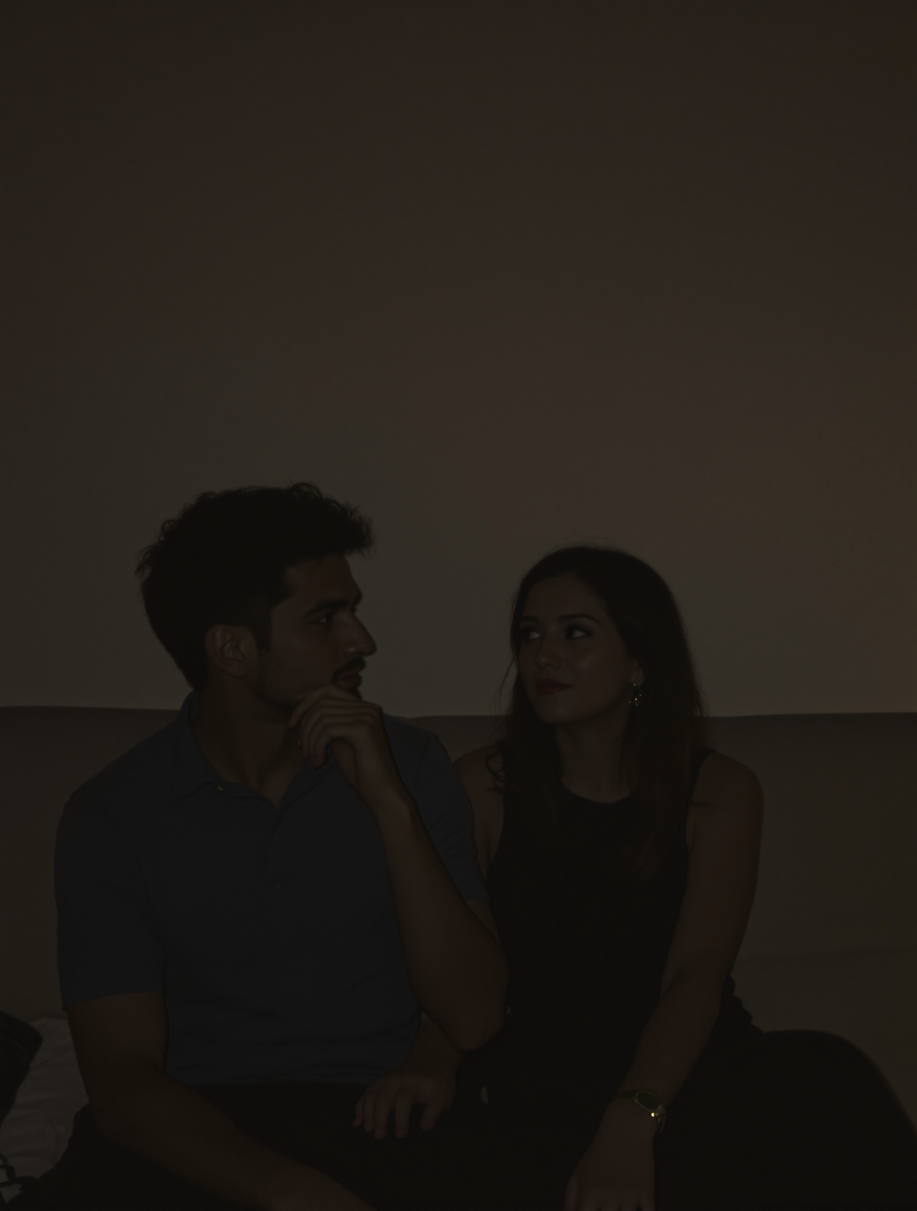 Couple côte à côte, absence de gestes affectueux, ambiance tamisée