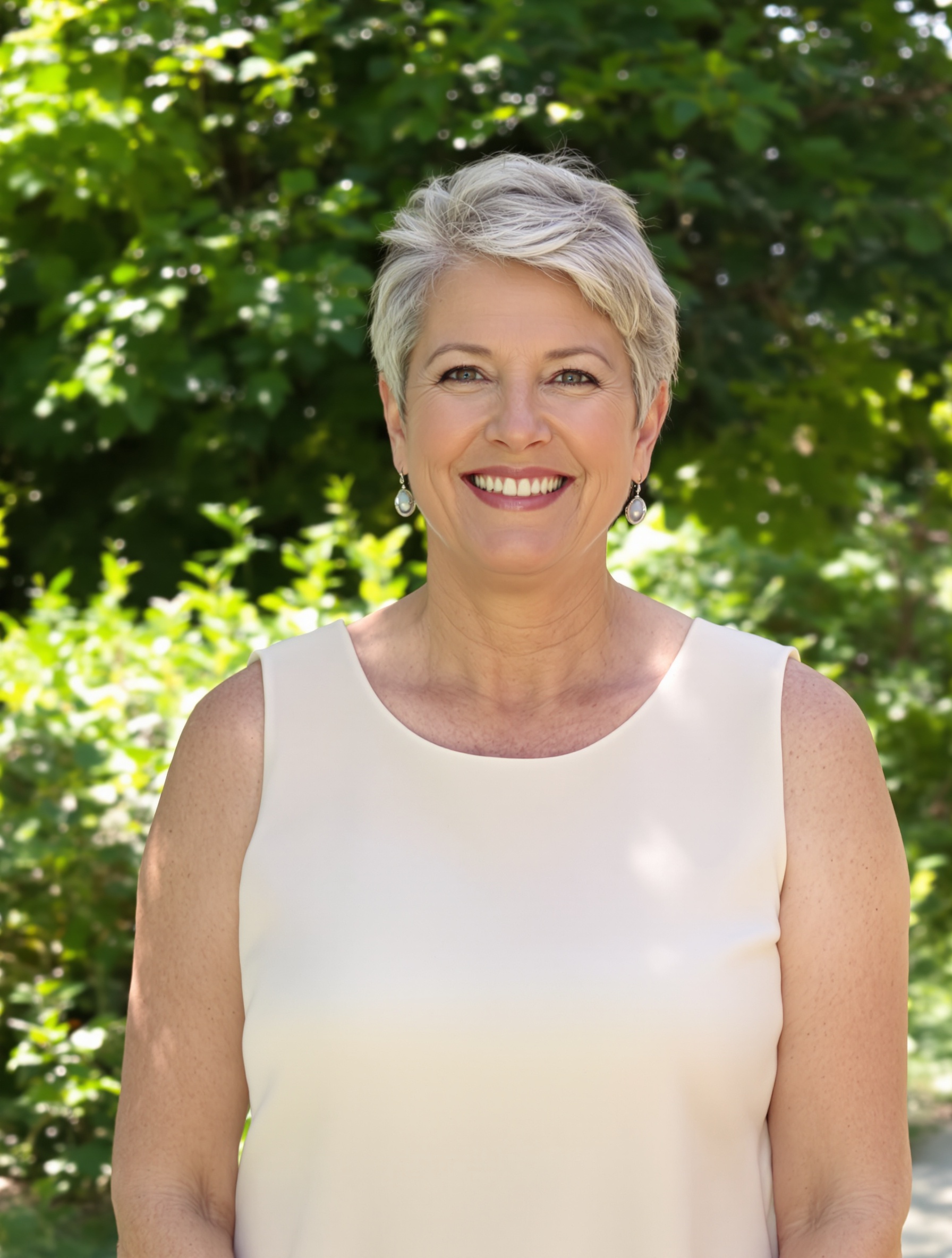 Femme ménopausée sereine et épanouie en nature – Bien-être retrouvé