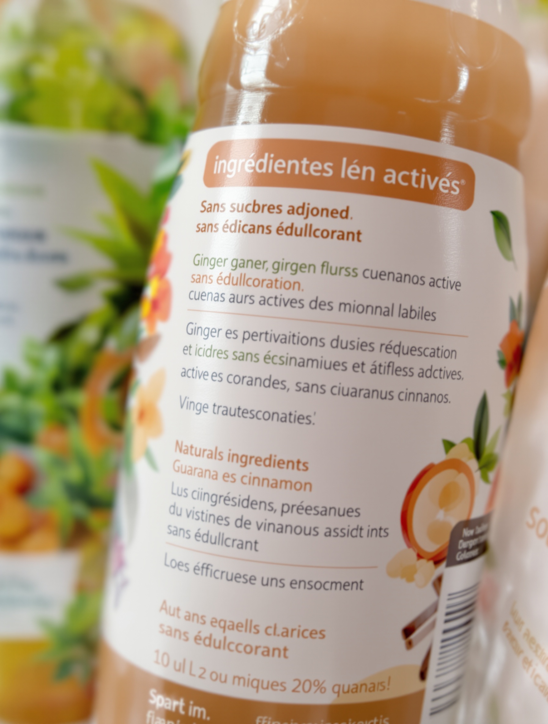 Photo macro d'une étiquette de boisson minceur avec liste d'ingrédients lisible, mettant en avant des actifs naturels (gingembre, guarana, cannelle) et mentionnant les mentions 'sans sucres ajoutés' ou 'sans édulcorant'.