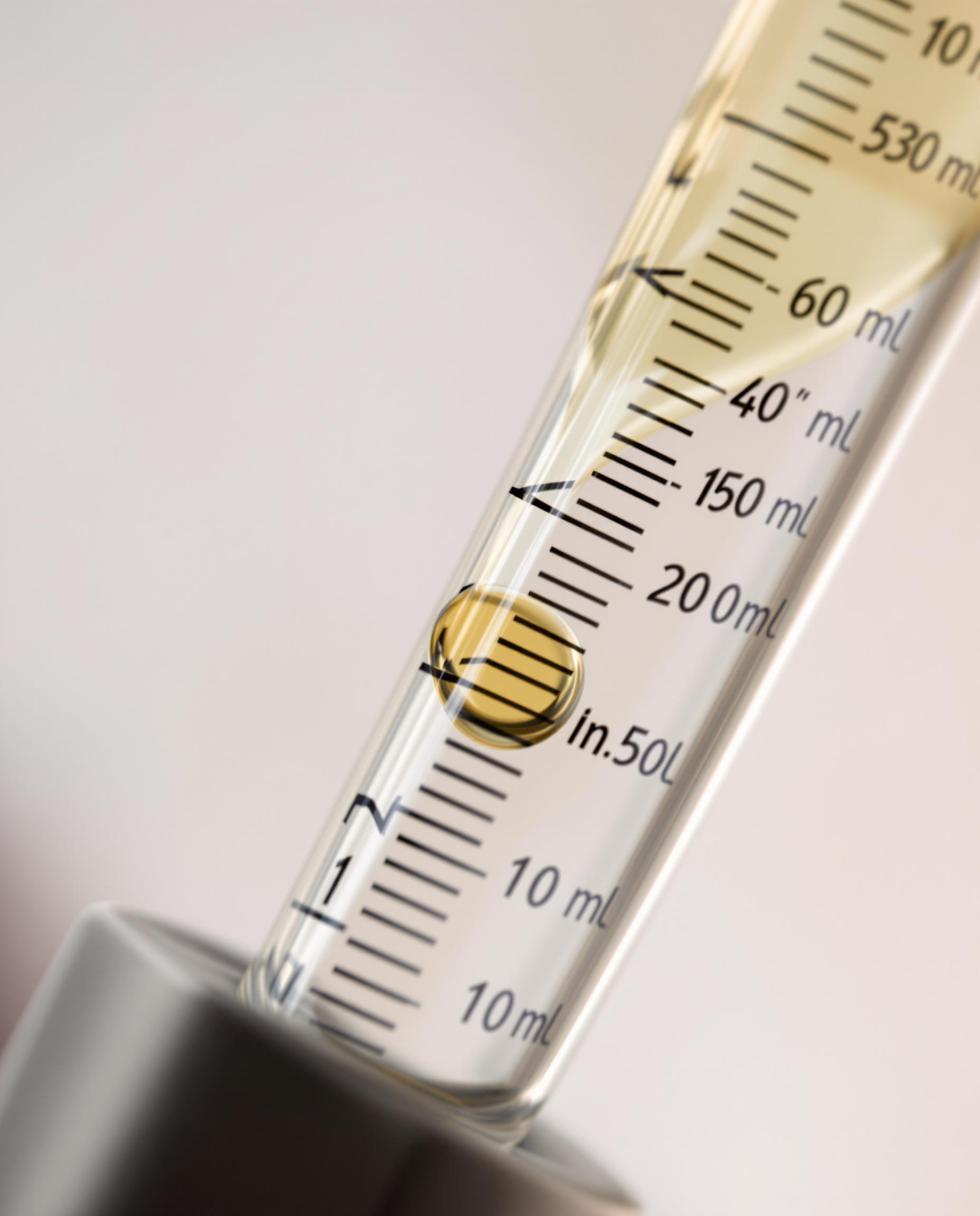 Gouttes d’huile de CBD dosées à 1 mg/ml, montrant la précision nécessaire pour une titration sécurisée chez les patients sous Méthotrexate