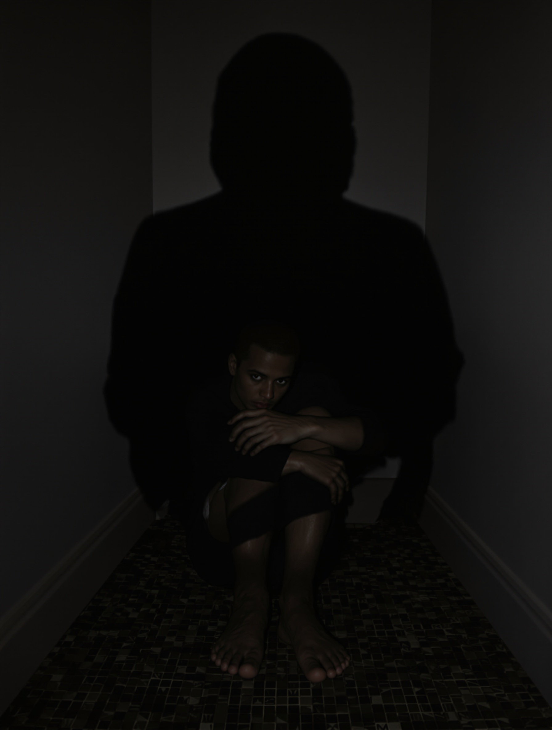 Ombre pesant sur une personne symbolisant l'emprise psychologique et la peur intérieure