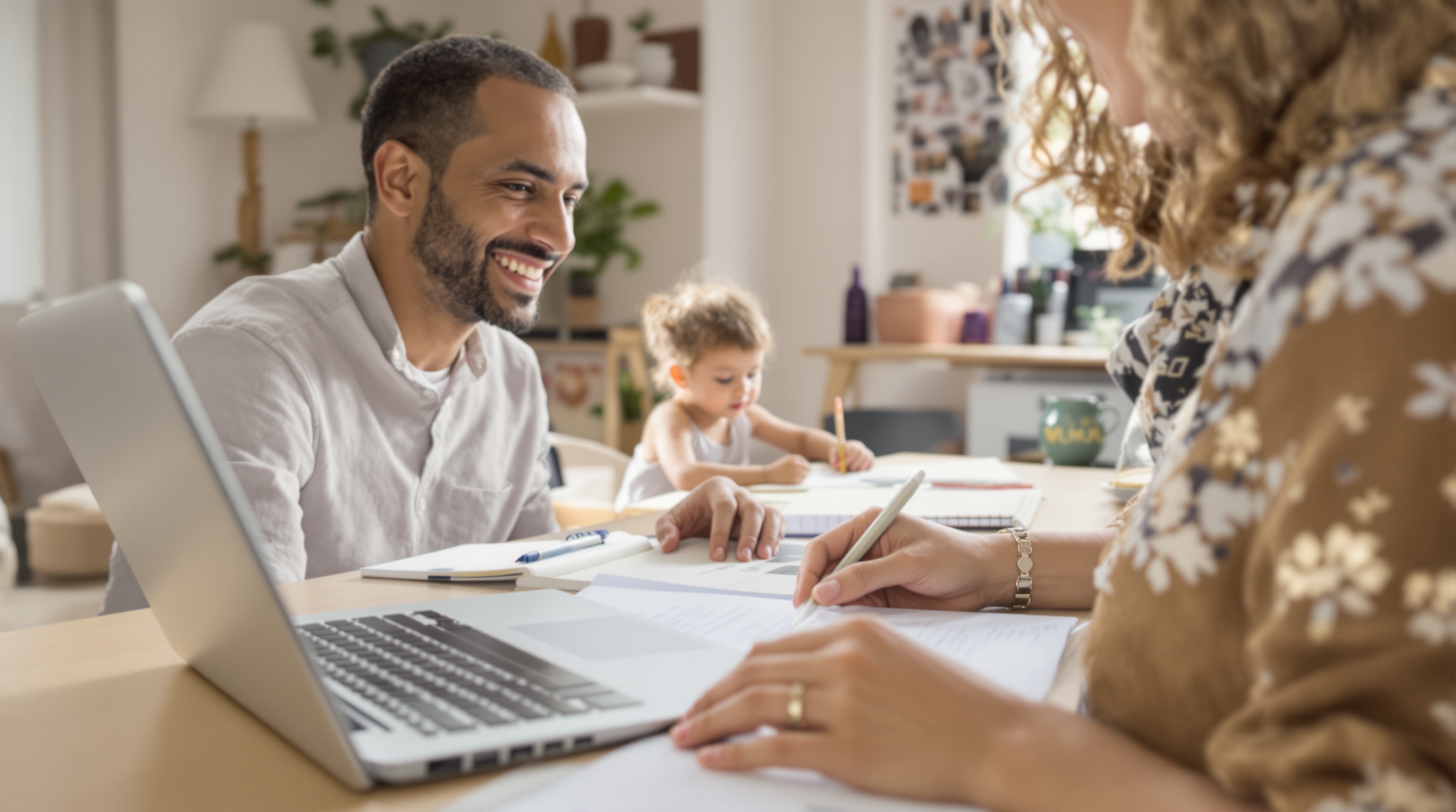 Parent relisant son CV après congé parental, transition vers l'emploi